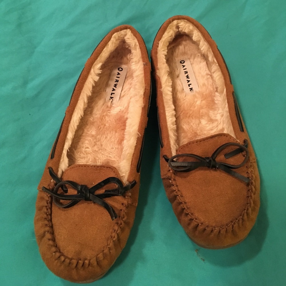 NWOT AIRWALK MOCCASIN   SLIPPERS