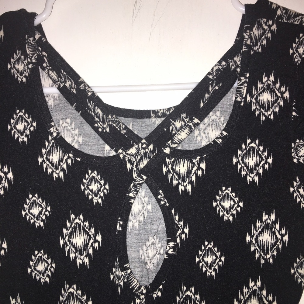 Crossed-back Stretchy Aztec Print Croptop - Picture 3 of 3