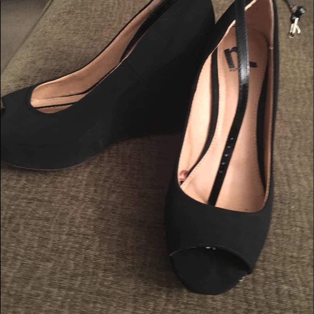 SOLD.... Report wedge strappy shoes size 8 1/2