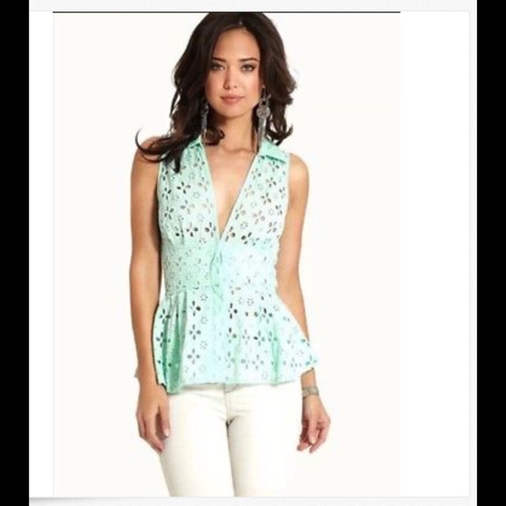 NWT GUESS GREEN SLEEVELESS EYELET PEPLUM TOP