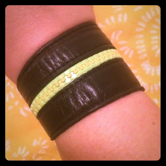 BRACELET SET WITH NEON GREEN ZIPPER - Picture 6 of 6