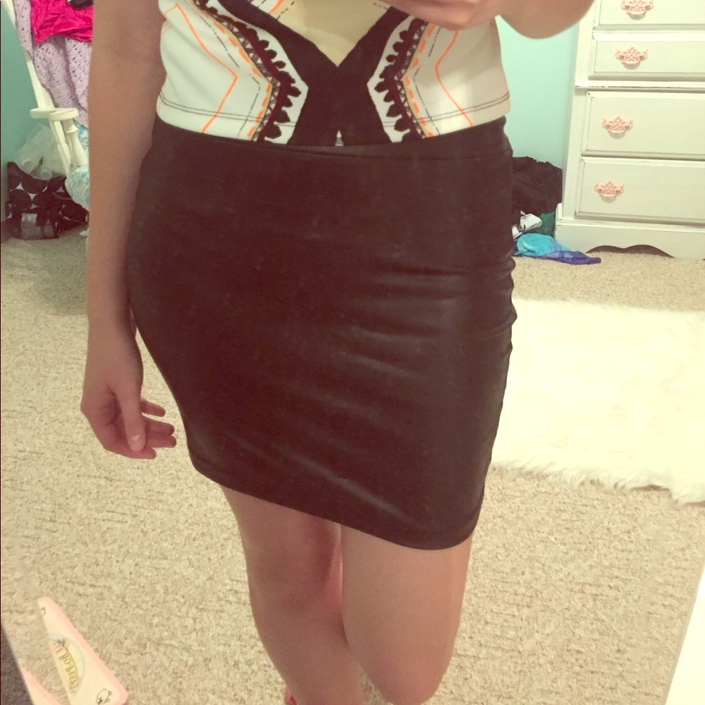 ❌sold❌Black pleather mini skirt