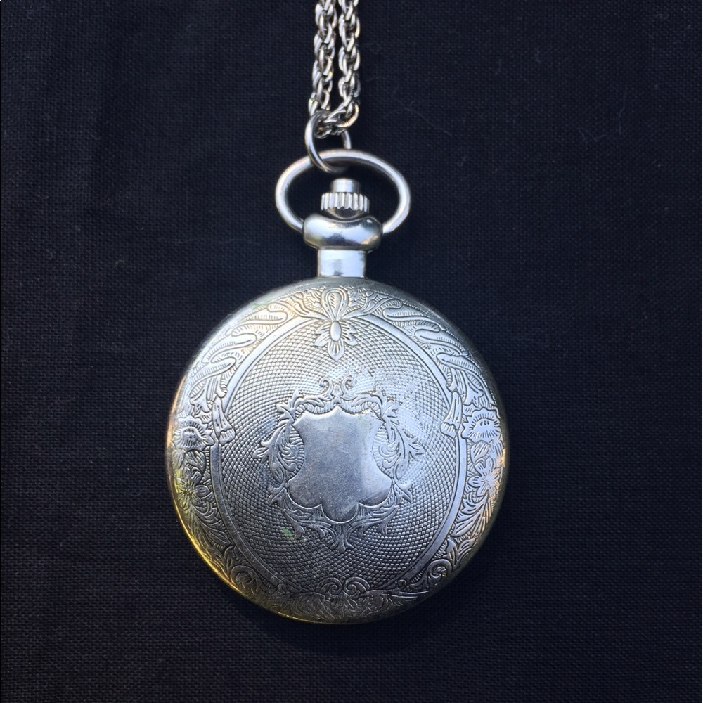 Pocket watch style necklace (steampunk)
