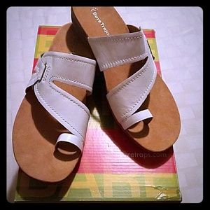 White Bare Traps sandals. Jonnie 9m