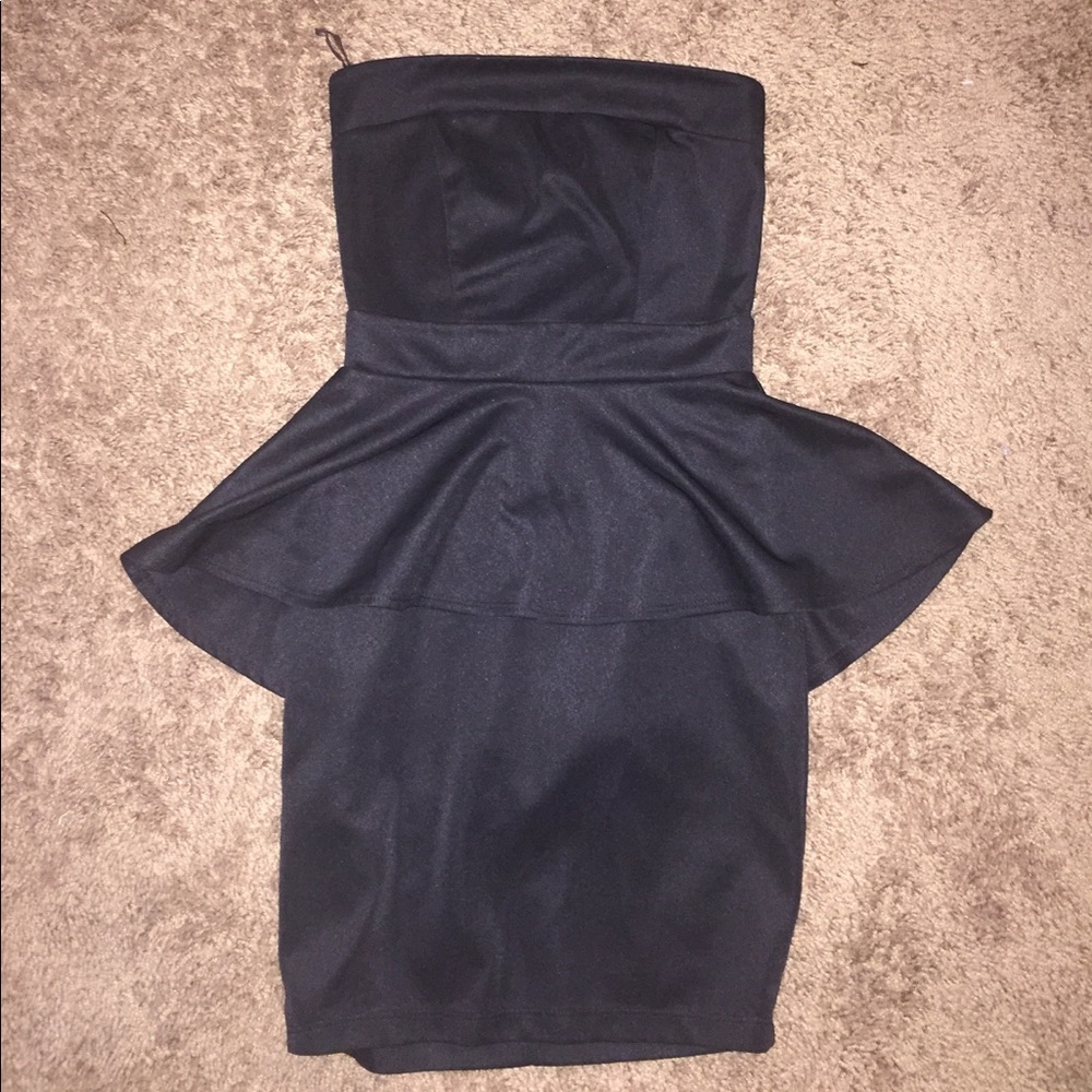 BLACK STRAPLESS PEPLUM DRESS