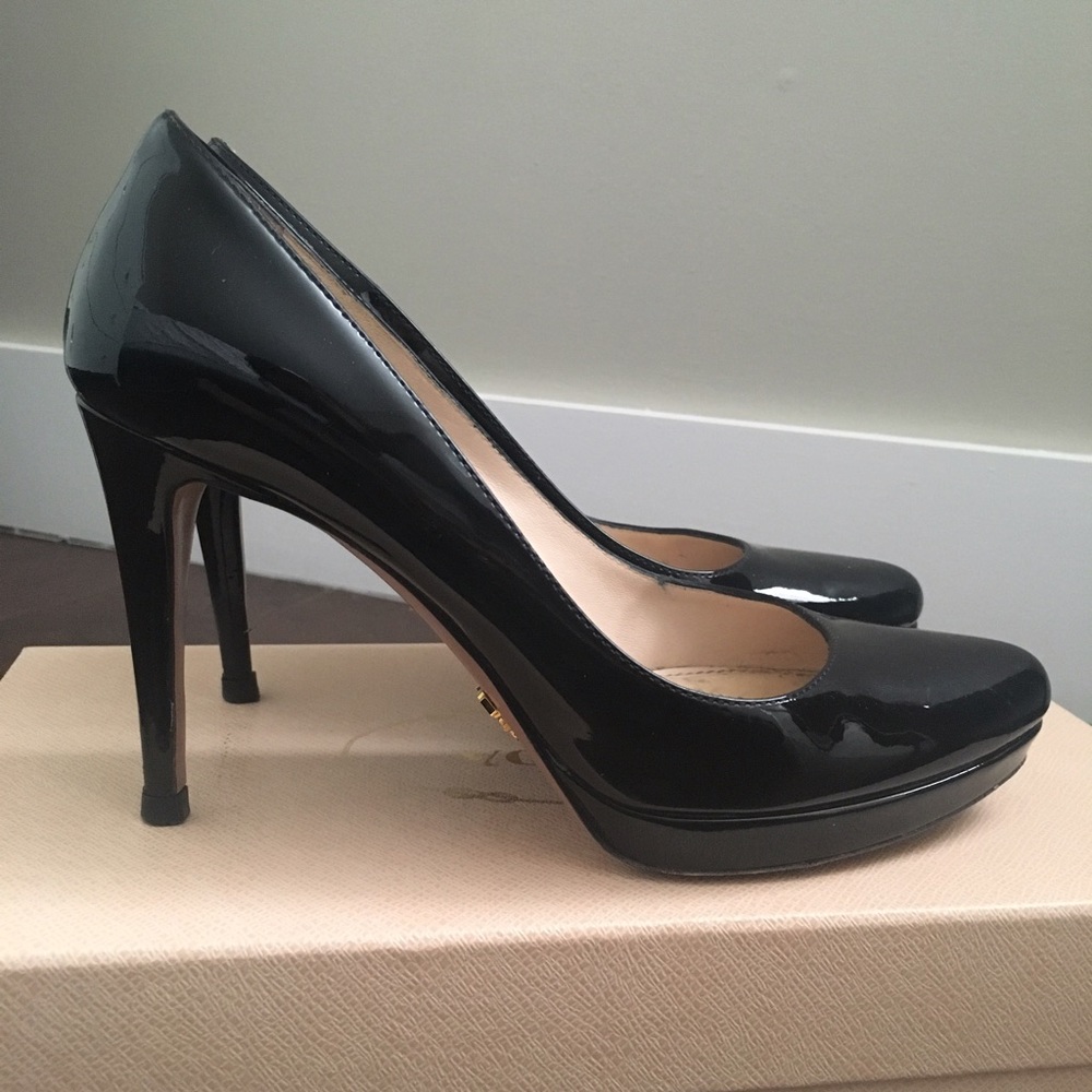 Prada round toe patent pump w/ small platform 35.5
