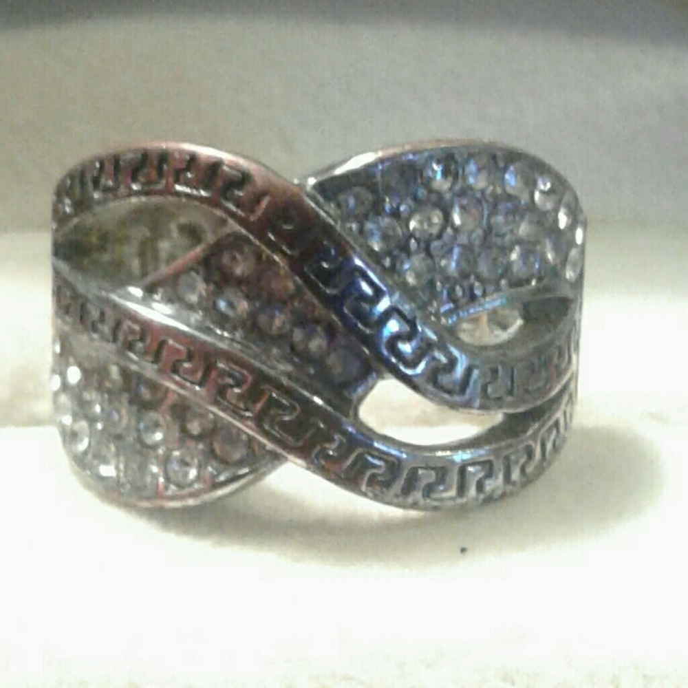 Ring with stretch band