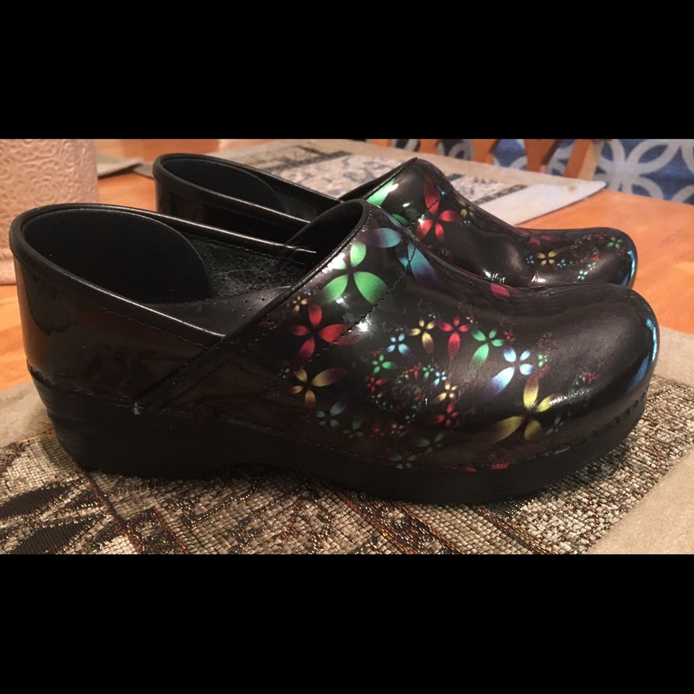 Dansko sz 39 shoes GUC !