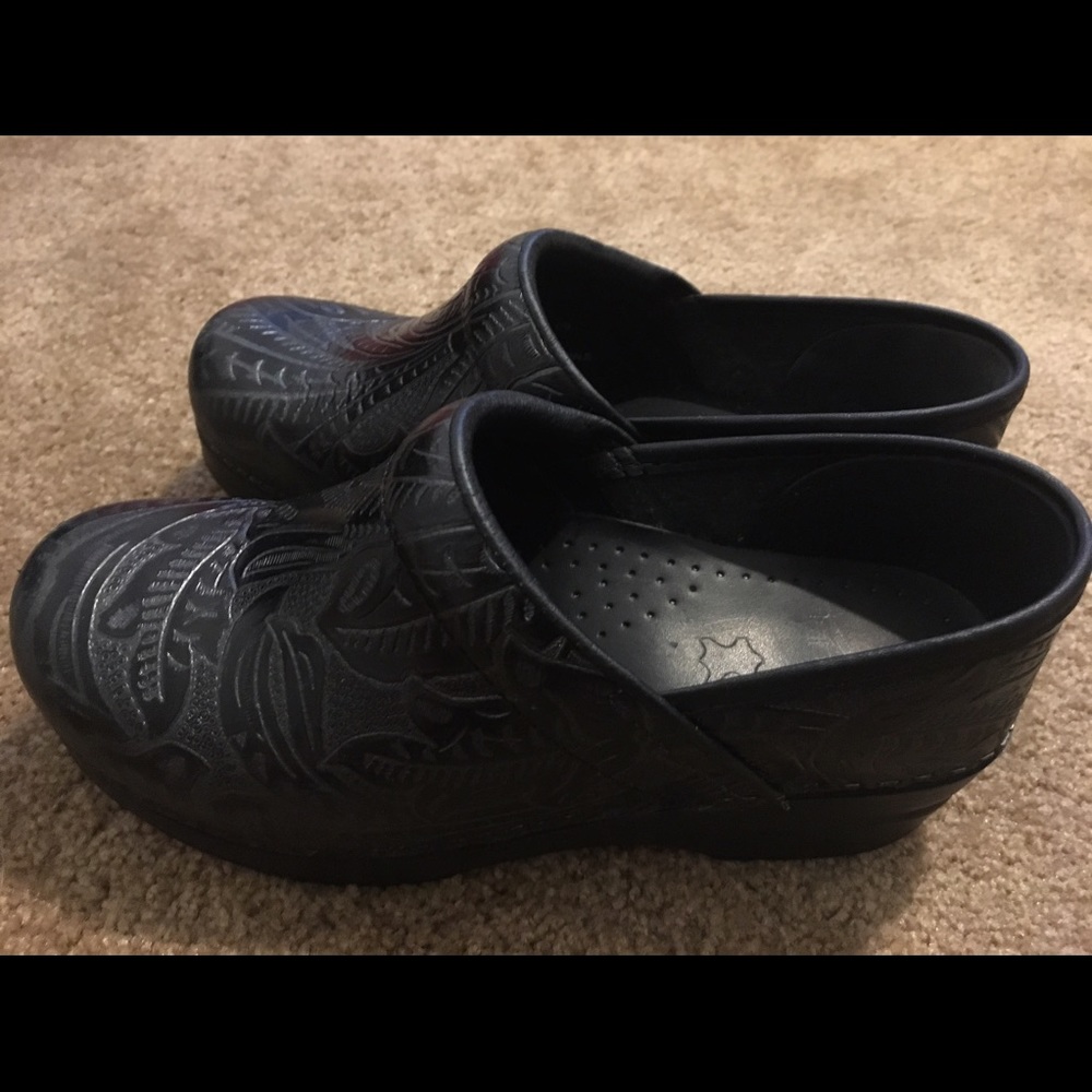 Dansko black tooled sz 37 shoes