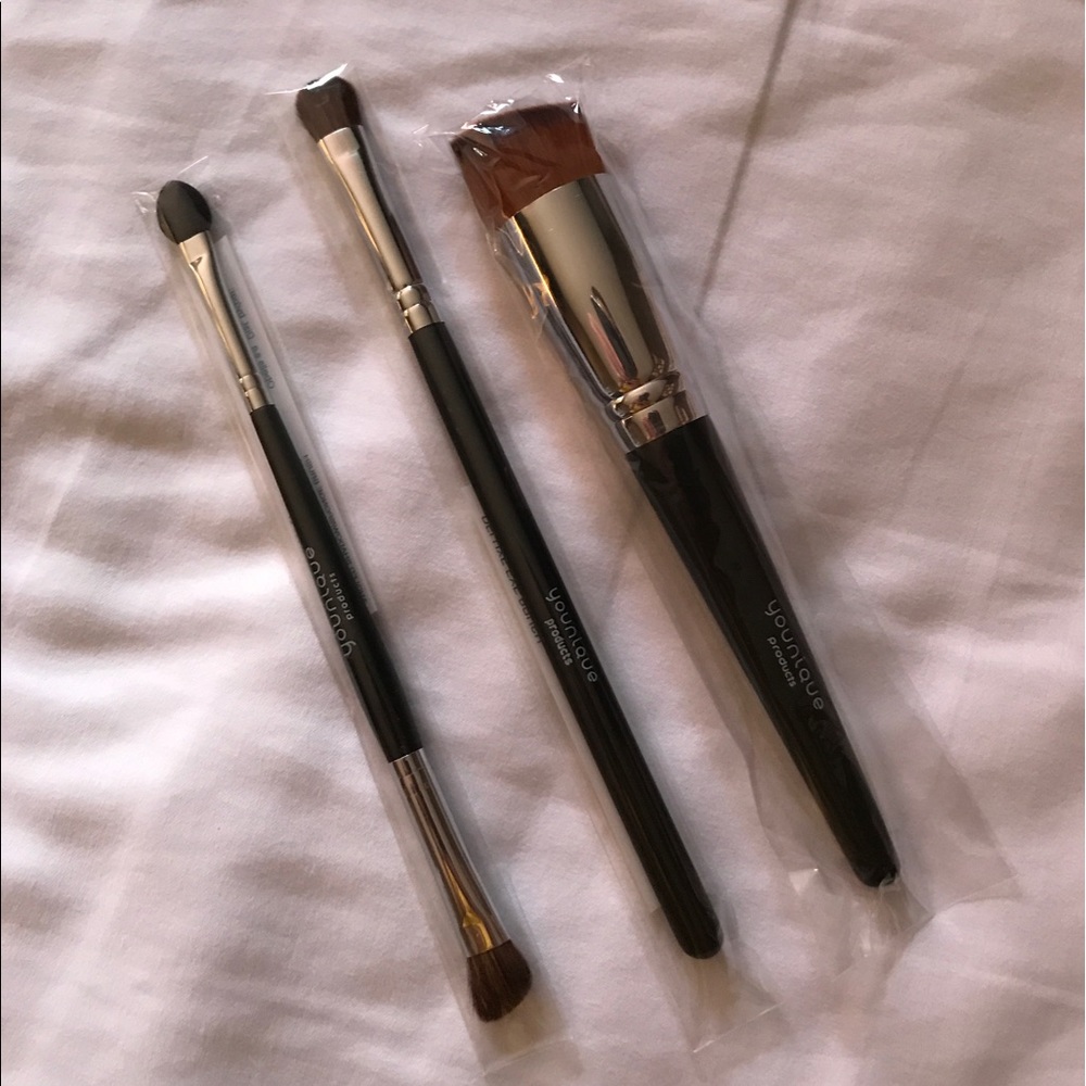 Younique brushes