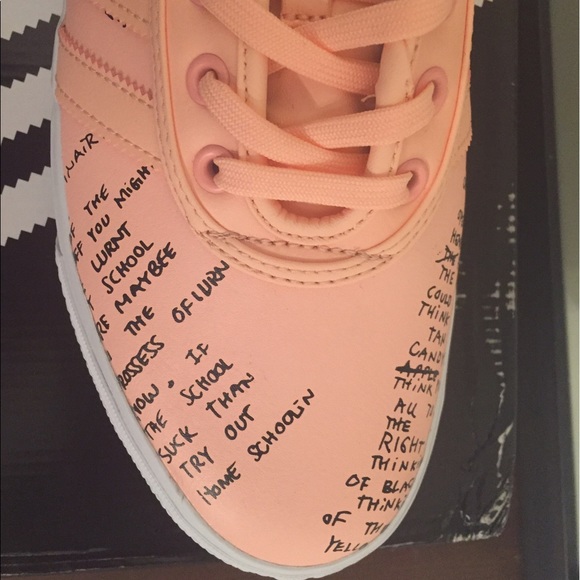 Unisex Adidas Classified Sneaker - Picture 2 of 7