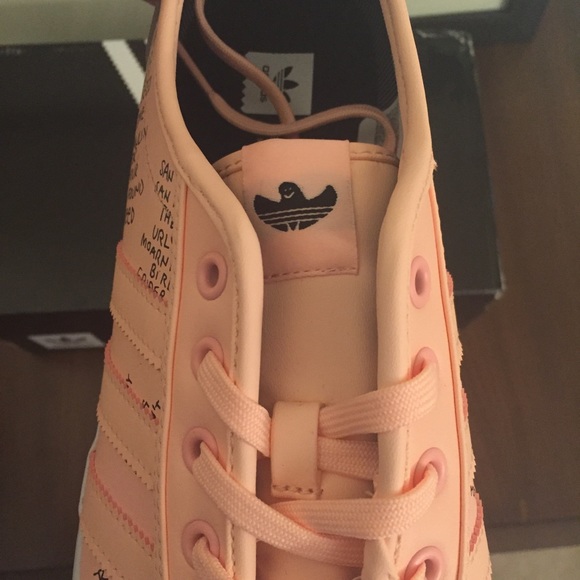 Unisex Adidas Classified Sneaker - Picture 4 of 7