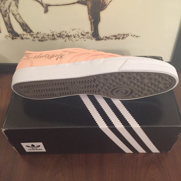 Unisex Adidas Classified Sneaker - Picture 5 of 7