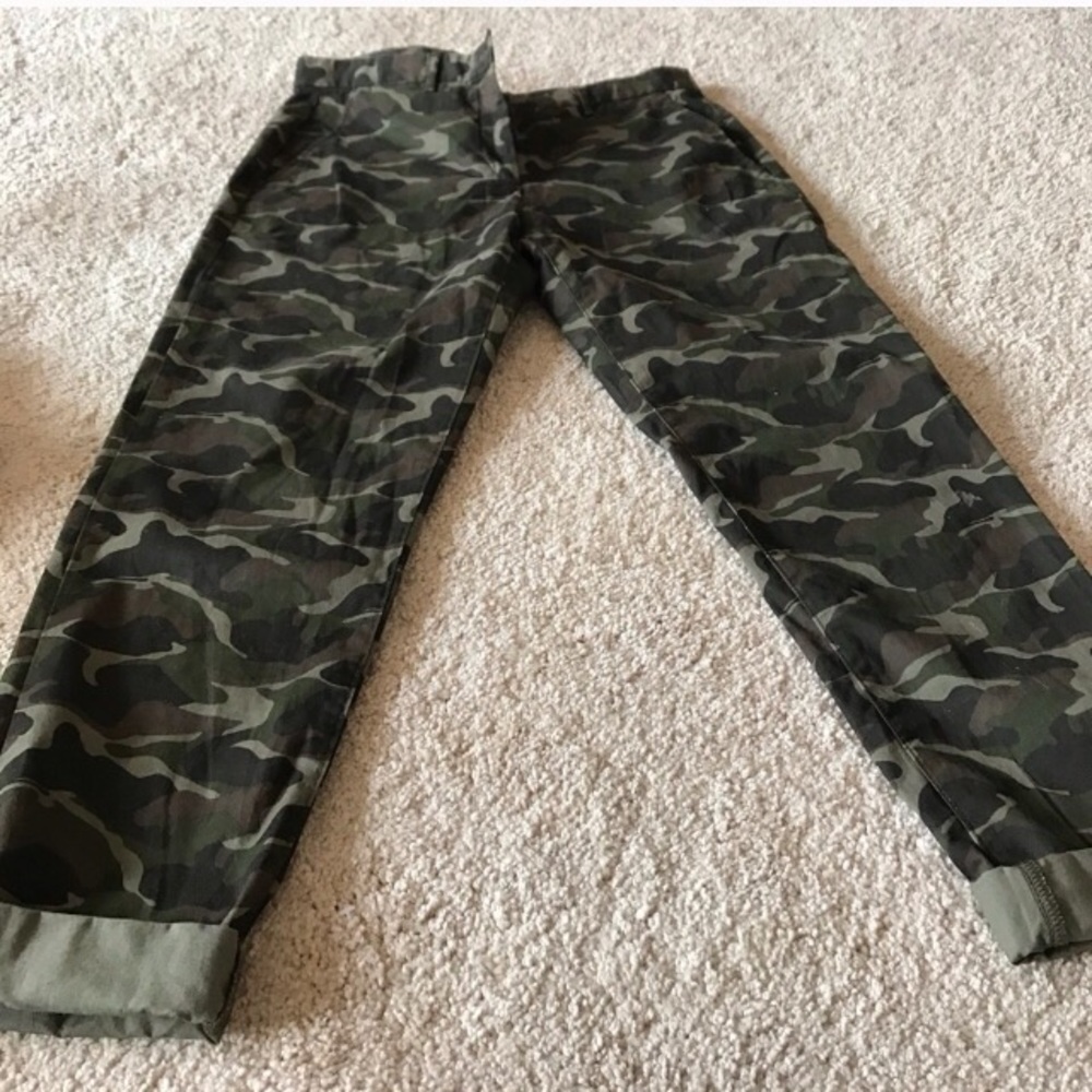 ⭐️Re-Poshing Gap Khaki Camoflauge Pants