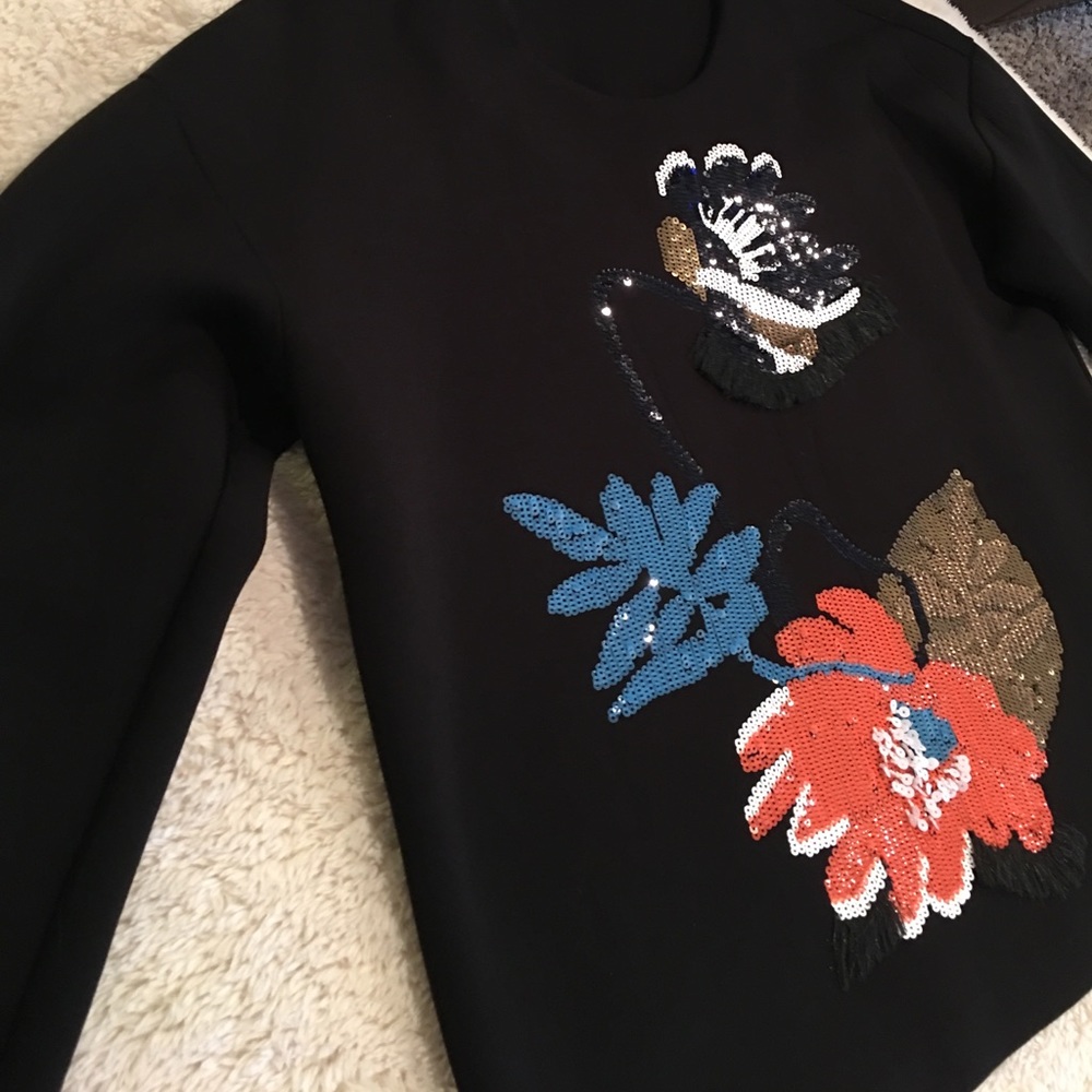 Beautiful Appliqués in Floral Pattern Large Top