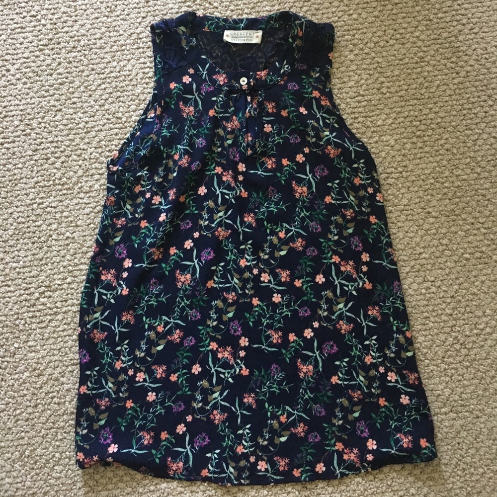 Keyhole, floral top
