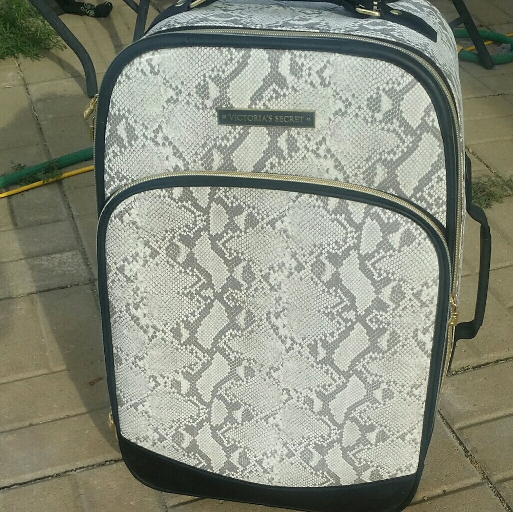 Iso the duffle bag that matches the suitcase