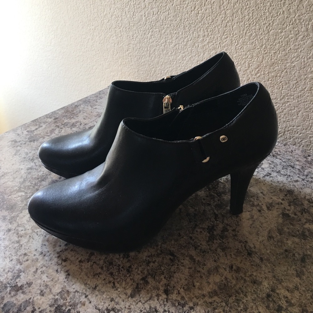 Bandolino Black Booties stylish and comfortable!