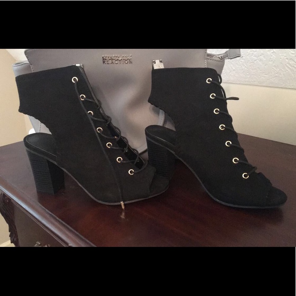 ✨Open toe black lace up heels✨