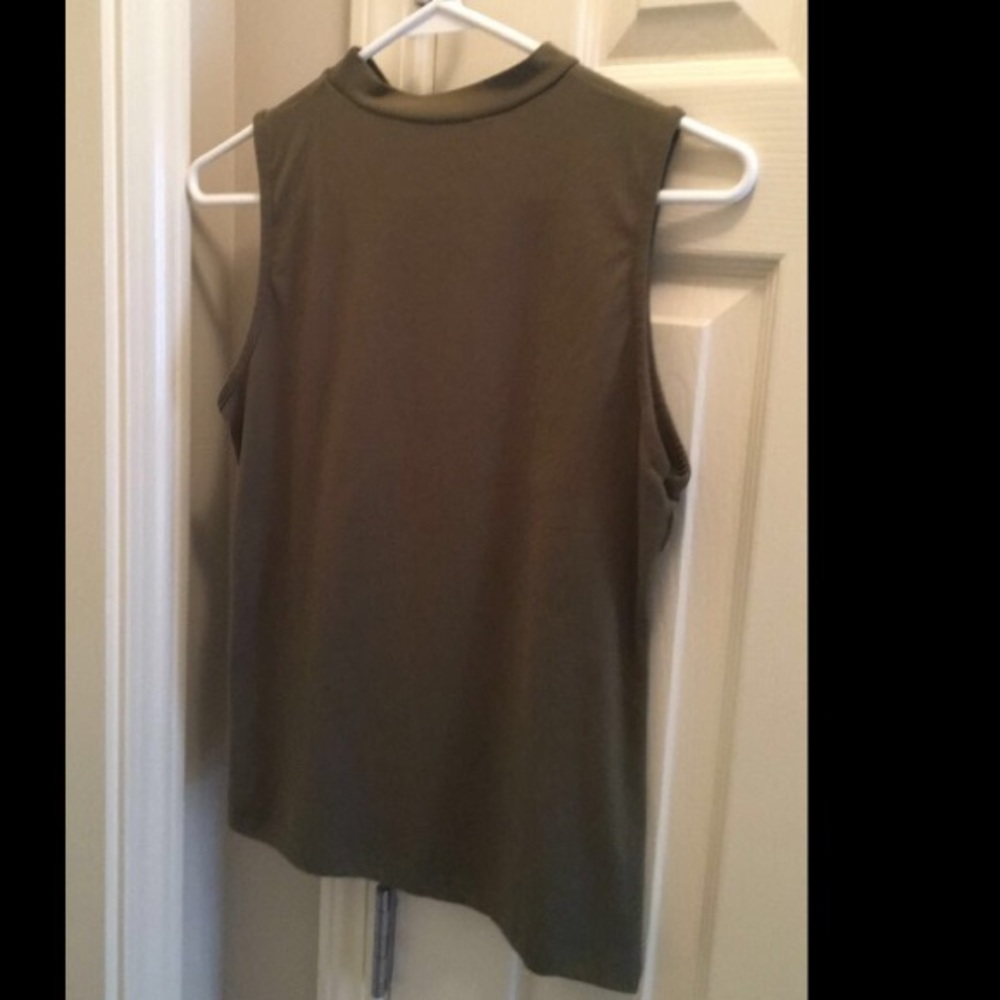 ✨Olive collared tank top✨