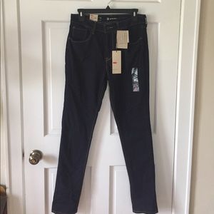 NWT- Levi high rise skinny size 30x32