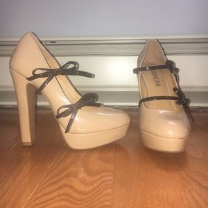 Tan heels with a cute accent!