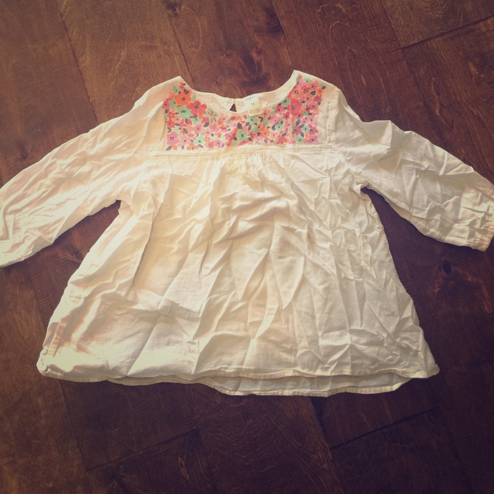 A white blouse with a flower on top🌸🌸