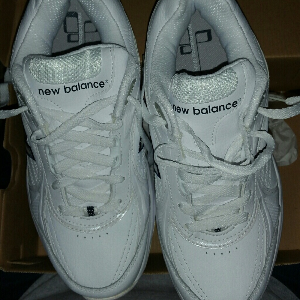 New balance tennis shoes