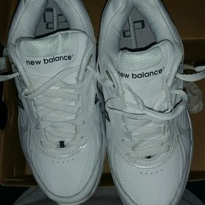 New balance tennis shoes
