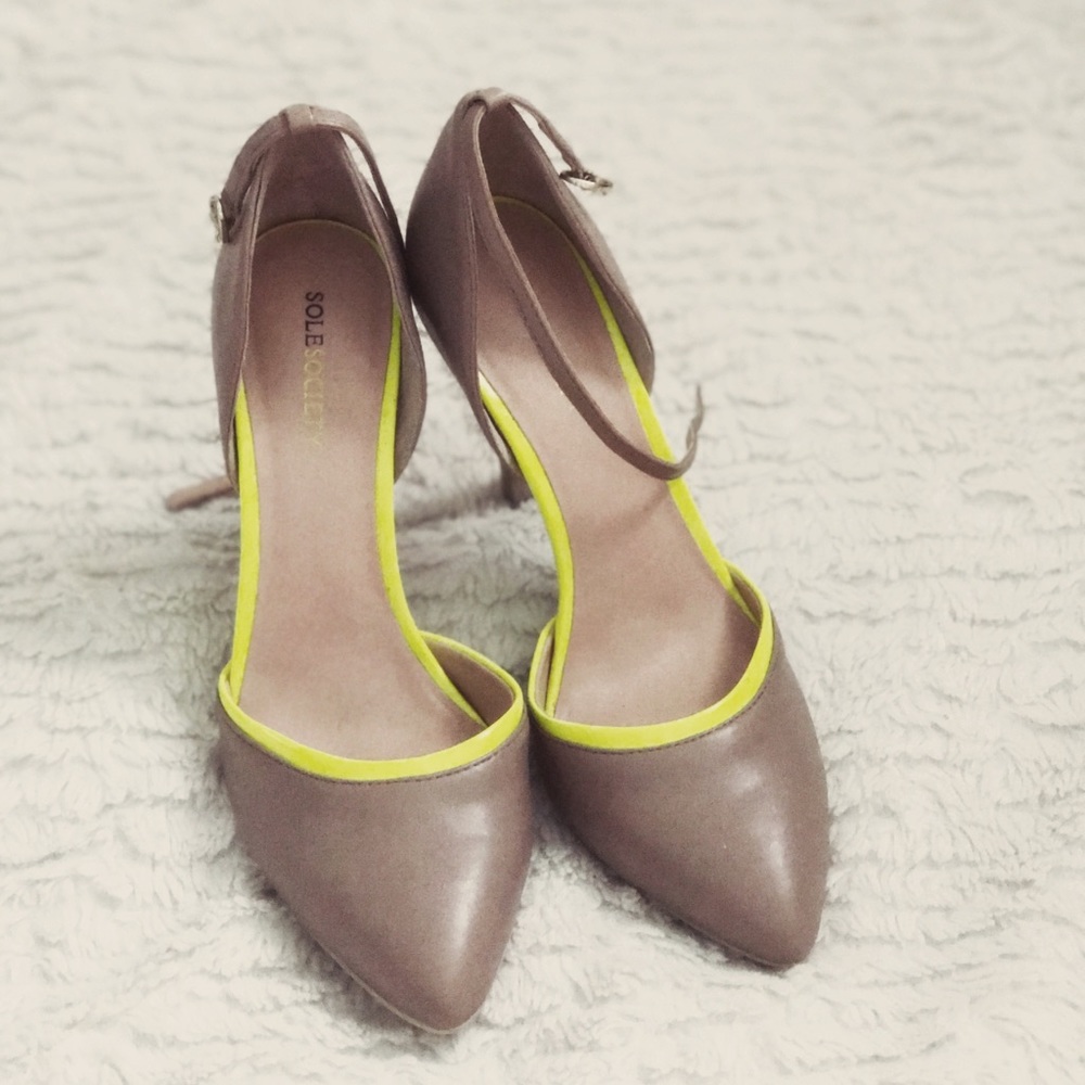 Tan pumps with yellow accents