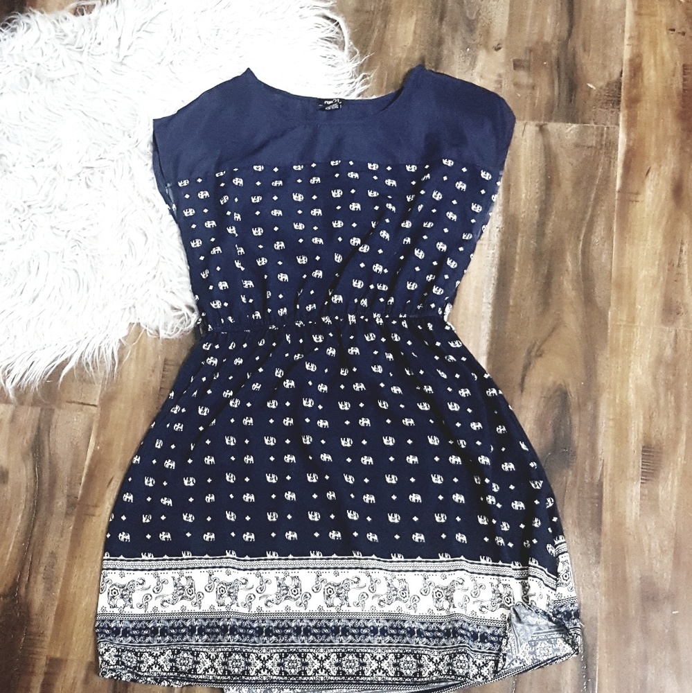 《 Navy and White Dress 》
