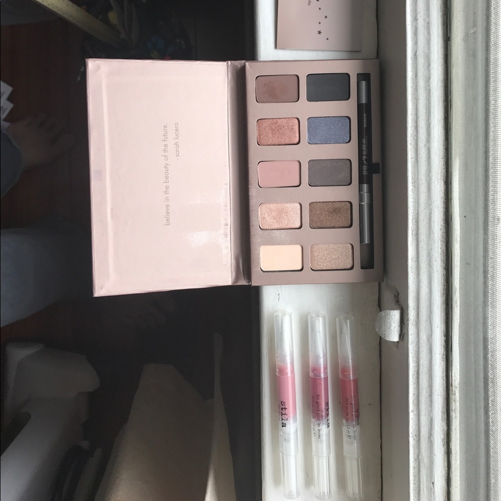 Stila Naturaleyes Palette + 3 free Stila lip gloss