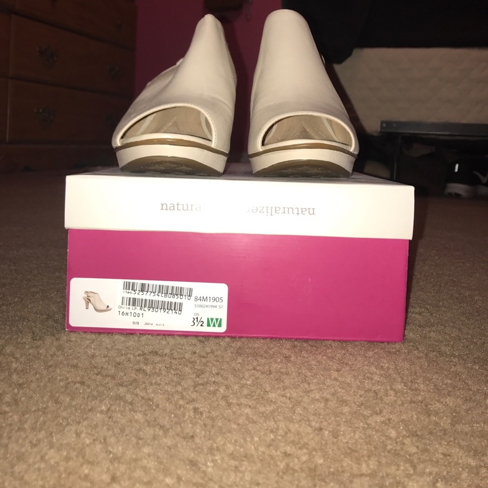 Brand New! No box. Never worn naturalizers!