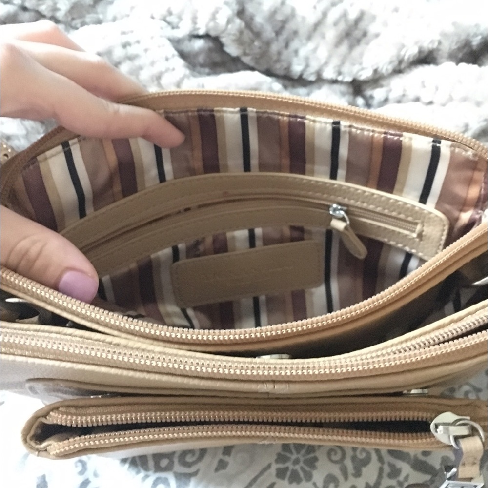⚜️New Tignanello tan leather purse⚜️ - Picture 3 of 6