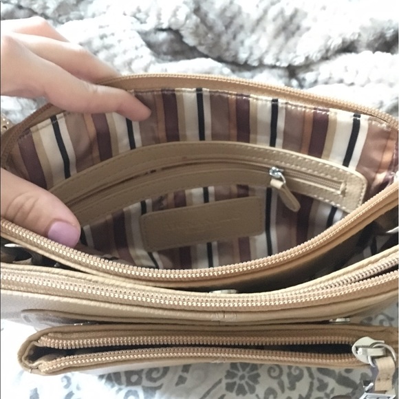 ⚜️New Tignanello tan leather purse⚜️ - Picture 3 of 6