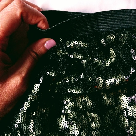 ✨✨ SEQUINED SKIRT✨✨ - Picture 1 of 4