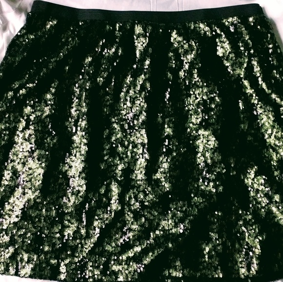 ✨✨ SEQUINED SKIRT✨✨ - Picture 2 of 4