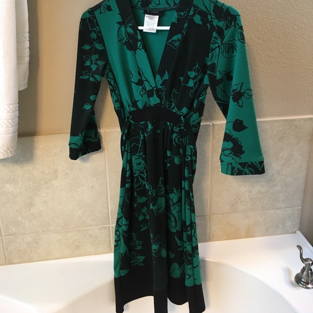 Gorgeous emerald green and black dress.
