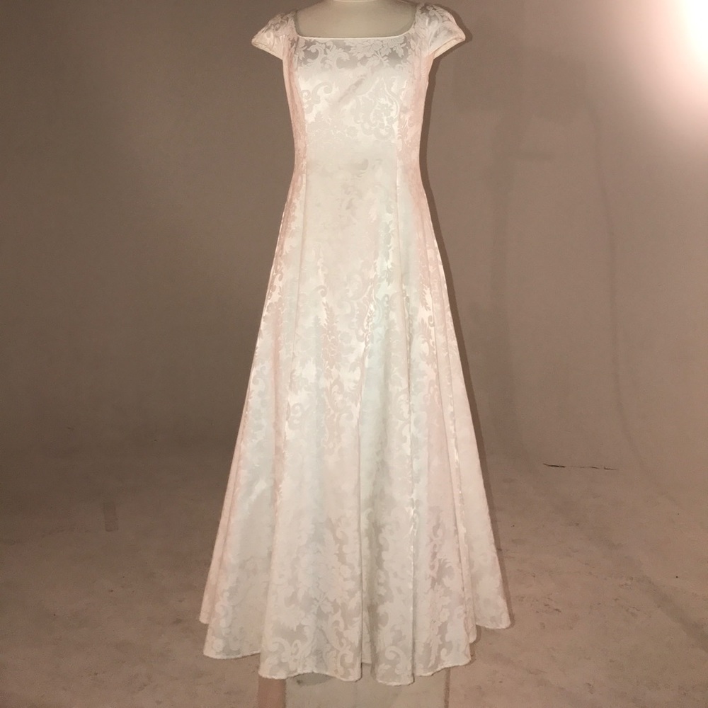 white cap sleeve floral dress