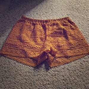 Elastic crochet shorts