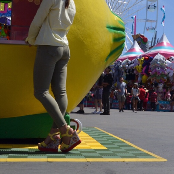 YELLOW Platforms  - Picture 3 of 3