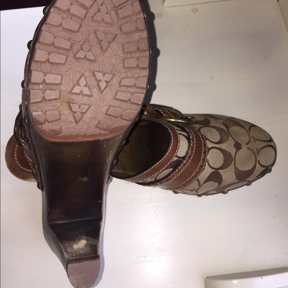 Leather trim Coach heels in brown with buckle. - Picture 2 of 3