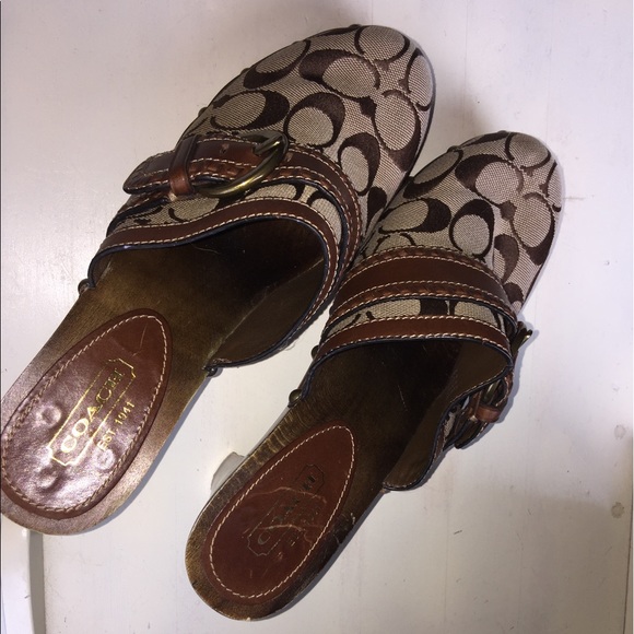 Leather trim Coach heels in brown with buckle. - Picture 3 of 3