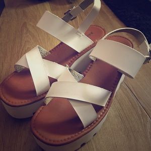 🖤 Platform Sandals