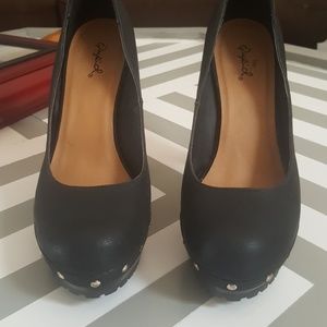 Edgy Pumps