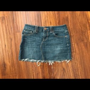 FRAYED MINI JEAN SKIRT !