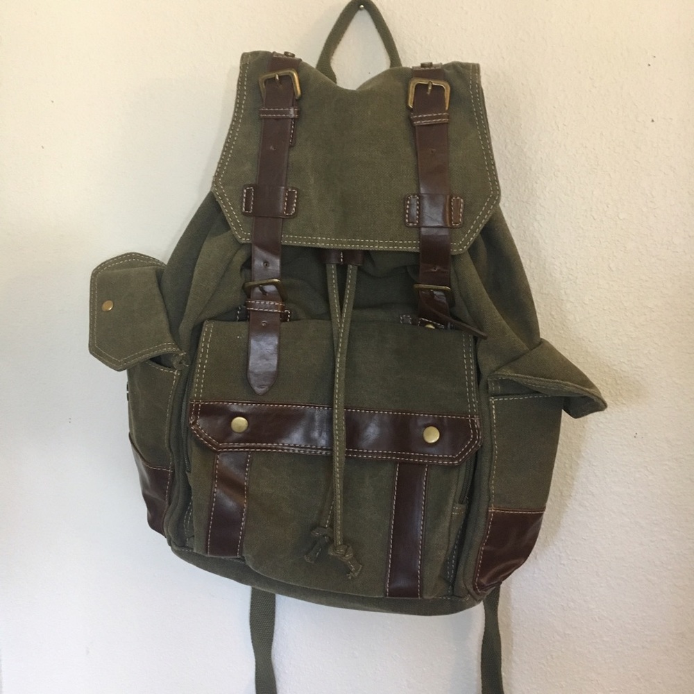 Olive green travel backpack! ✨✨✨