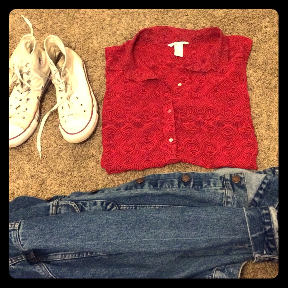 H&M sleeveless button down patterned red and black