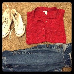 H&M sleeveless button down patterned red and black