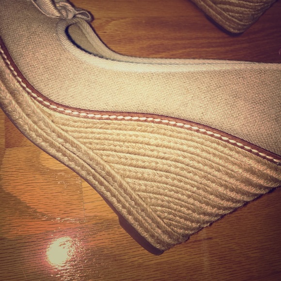 Tory burch "jackie" wedge!! Size 9.5. Like new! - Picture 3 of 3